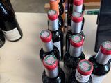 plusieurs bouteilles de vin posées sur une table à côté d'un téléphone portable