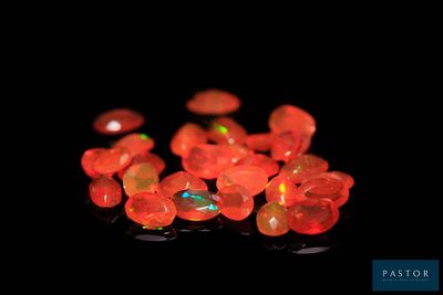 perles en oplite rouge feu sur fond noir