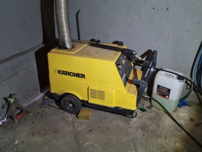 une machine jaune qui est garée dans le garage