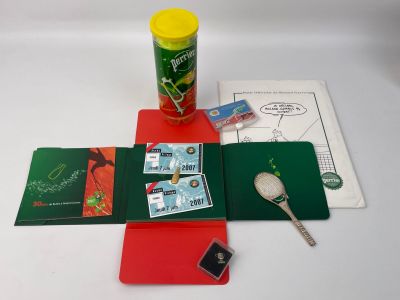 une bouteille de thé, une cuillère et quelques cartes posées sur une table