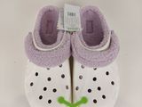 une paire de pantoufles Crocs blanches à pois violets