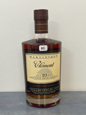 une photo d'une bouteille d'alcool posée sur un comptoir