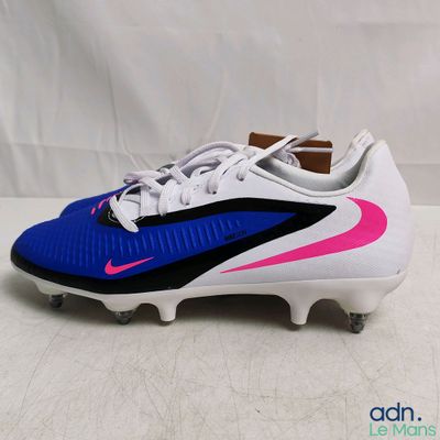 a close up of a pair of soccer shoes on a white surface