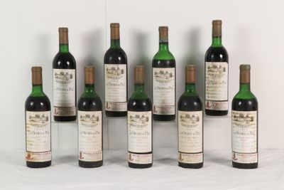 six bouteilles de vin sont alignées sur une table