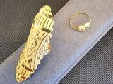 une bague en or et une bague en argent posées sur un tissu bleu