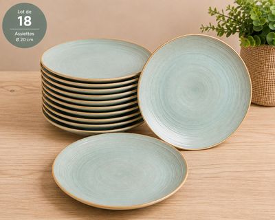 une pile d'assiettes et une plante en pot posées sur une table