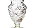 un vase en verre posé sur une surface blanche