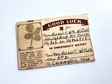 une vieille carte de visite sur laquelle figure un trèfle à quatre feuilles