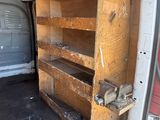 une photo de l'intérieur d'une camionnette avec la porte ouverte