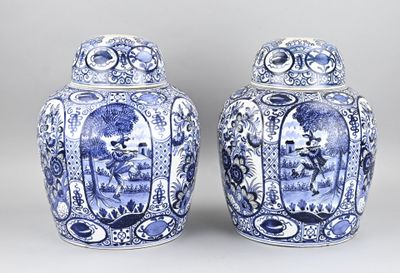 deux vases bleus et blancs ornés de représentations de personnes