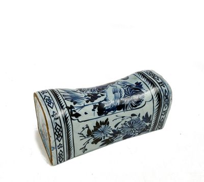 un vase bleu et blanc orné d'un oiseau
