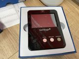 un téléphone portable dans une boîte posée sur une table