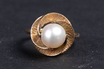 bague en or avec une perle au centre