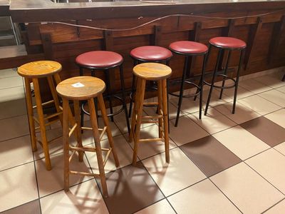 Sept différents vieux tabourets de bar