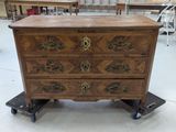 une commode en bois sur roulettes dans une pièce