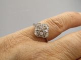 une main de femme portant une bague en diamant