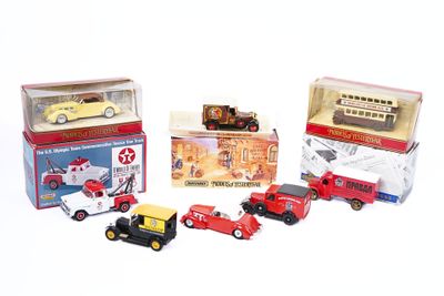 beaucoup de petites voitures et de camions qui se trouvent dans une boîte