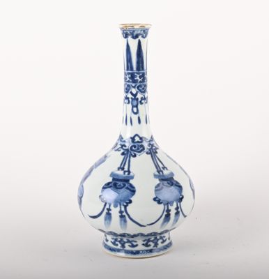 un vase bleu et blanc orné d'un motif