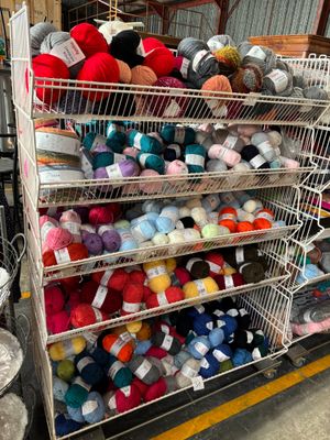 Important lot de pelotes de laine (sans les casiers) - Photo 1