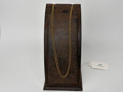 un étui en cuir marron muni d'une chaîne dorée