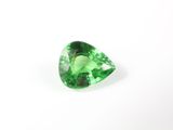 des tourmalines vertes sur fond blanc