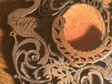 un petit bol posé sur une table en bois