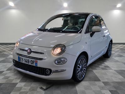 une petite voiture blanche garée dans une pièce