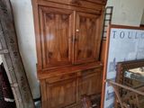 une armoire en bois surmontée d'un miroir