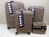 trois bagages posés sur une table blanche