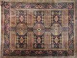 un tapis persan ancien à motifs géométriques sur fond noir