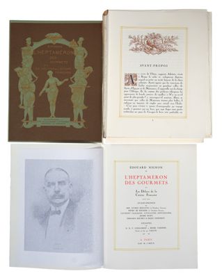 trois livres sont empilés sur une surface blanche