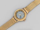 une montre-bracelet en or 18 carats avec un cadran bleu