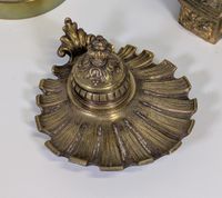 Lampe à pétrole en bronze doré ciselé, verre translucide et … (photo 4)