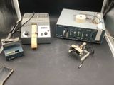 une image montrant deux appareils électroniques posés sur une table