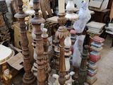 beaucoup de bougies posées par terre