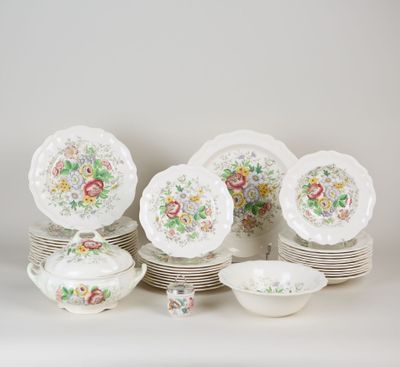 un groupe de plats, de tasses et de soucoupes en porcelaine