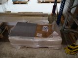 un matelas posé sur une palette dans un entrepôt