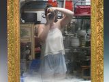 une femme se prenant en photo dans un miroir