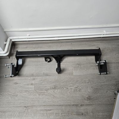 une vue en plan d'une salle de bains équipée de toilettes et d'une barre d'appui