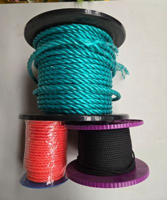 un gros plan sur une bobine de corde et une bobine de fil