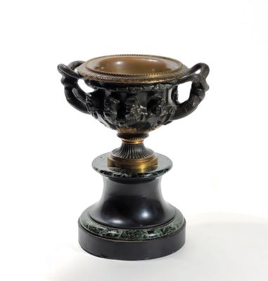 COUPE à l'antique dite "Vase de Warwick" en bronze à patine …