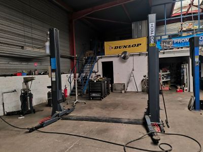 un grand garage contenant beaucoup de matériel