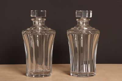 deux bouteilles en verre vides posées sur une table