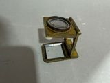une petite horloge posée sur une table blanche