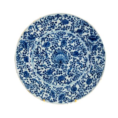 une image représentant une assiette bleue et blanche sur fond blanc