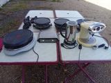 une table sur laquelle se trouvent plusieurs objets différents