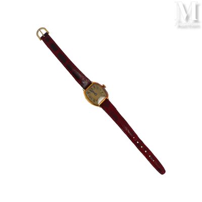 une photo d'une montre-bracelet avec un bracelet en cuir rouge