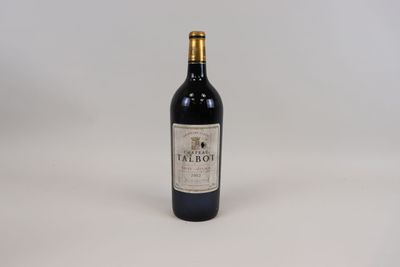 une bouteille de vin posée sur une table