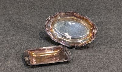 un plateau en argent et un plateau en argent posés sur une table