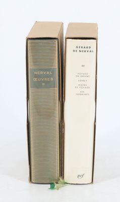 deux livres sont posés l'un à côté de l'autre sur une surface blanche